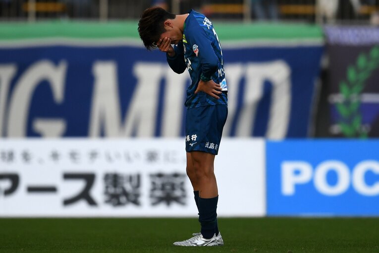 最終節の広島戦に敗れ、宮代大聖はピッチに立ちつくす。1月に川崎から期限付き移籍で加入し、32試合出場7ゴールという結果を残した