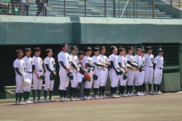 ©️神戸学院大付戦後、整列する灘高ナイン。一番左が主将の堀坂　©︎Fumi Sawai