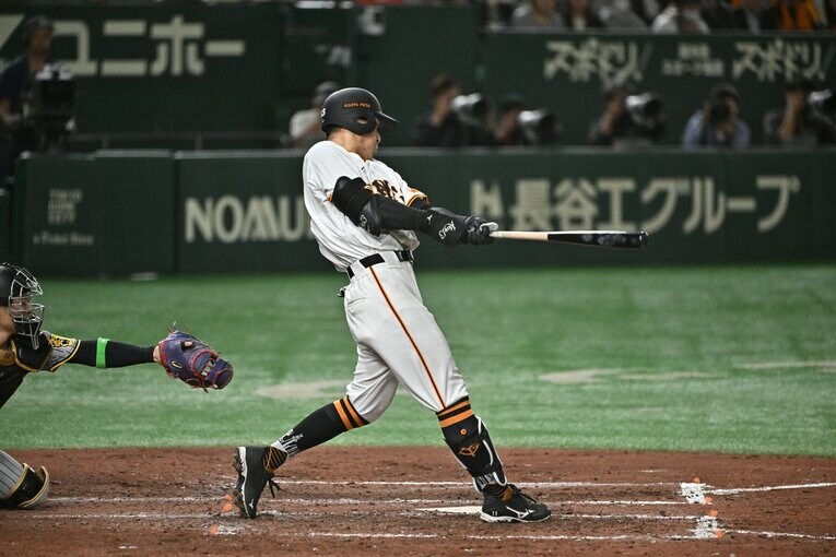 満身創痍の身体ながら今季の開幕戦では値千金の2ランを放つなど活躍し、お立ち台にも上ったがその後膝を負傷。今季限りでの引退を発表した　©︎Hideki Sugiyama
