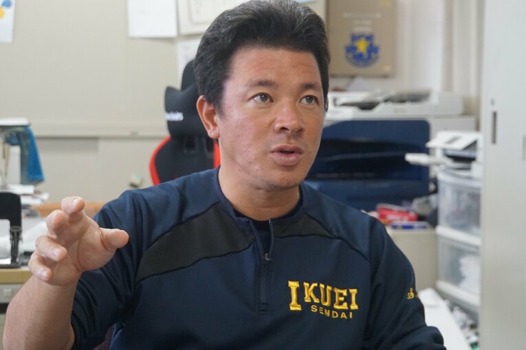 ドラフト前日に取材に応じた須江監督　©Kei Nakamura