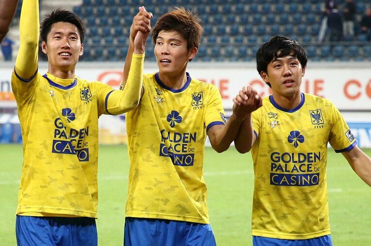 2018年9月、シント・トロイデン時代の（左から）鎌田、冨安、遠藤　©Getty Images