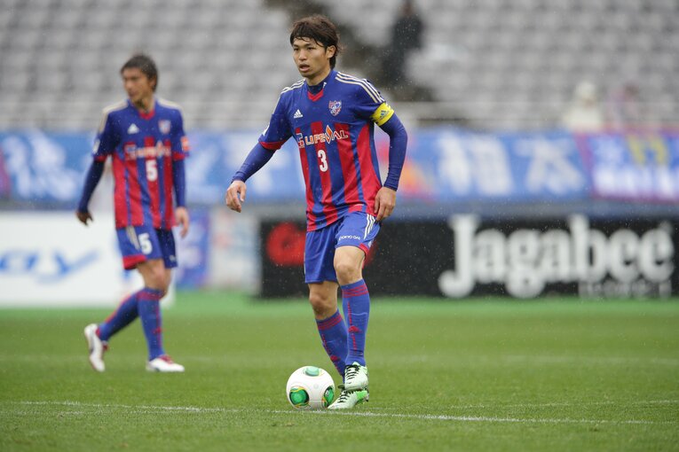 2013年にMF梶山陽平の後を継いでキャプテンマークを巻いたDF森重真人（写真は13年大宮戦）　©J.LEAGUE