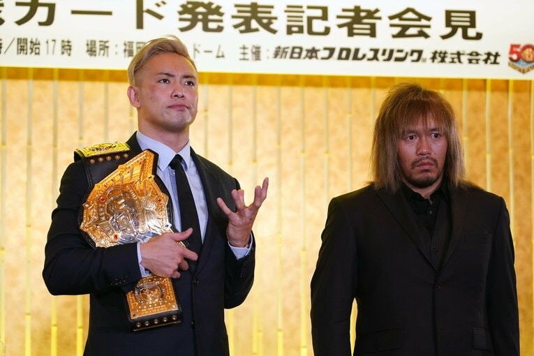 福岡ドームでのビッグマッチに向けて、記者会見に臨むオカダ・カズチカと内藤哲也　©Essei Hara