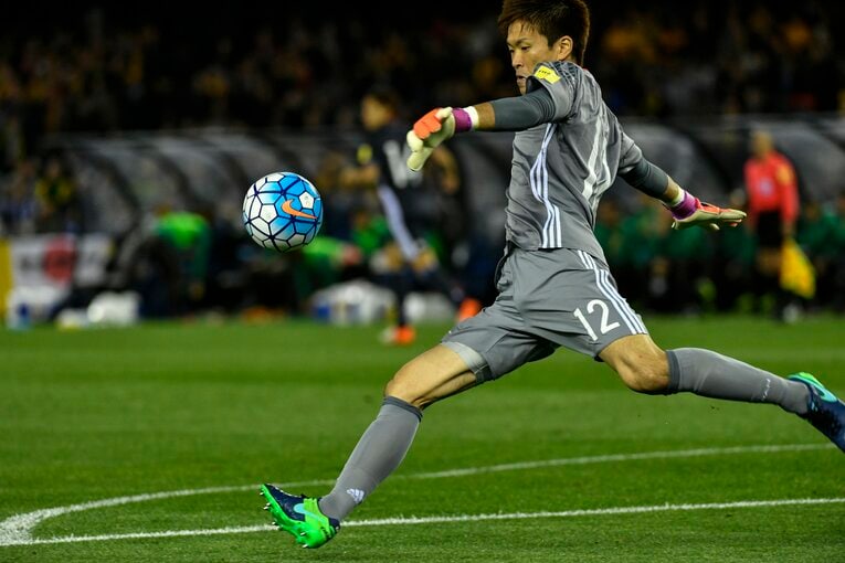 西川周作のキック精度の高さは折り紙つきだ　©Takuya Sugiyama