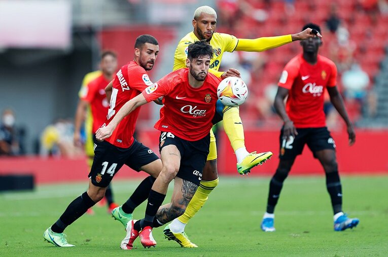 「クボ、ユニフォームちょうだい！」久保建英の“ティキタカ”は地元の子供、タクシー運転手にも人気… ビジャレアル相手に見せた敬意とは〈激写〉(14)