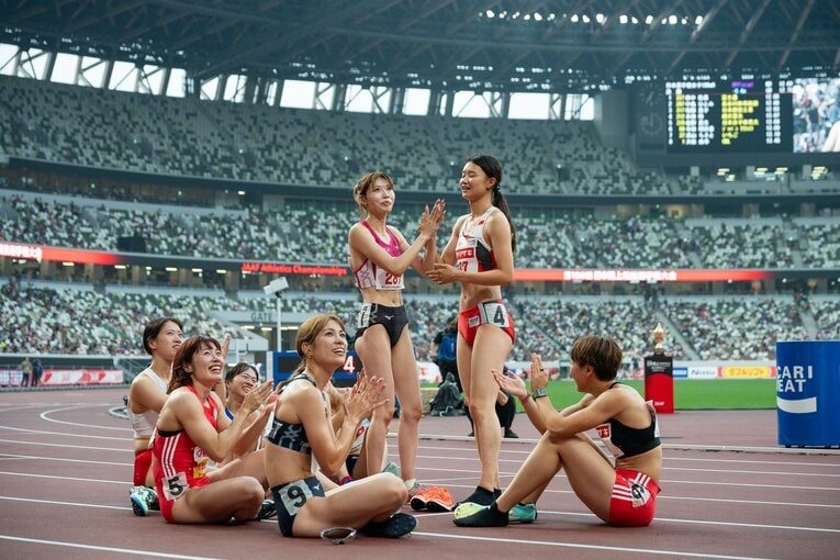 最終結果が出て優勝した田中と準優勝の中島の2人を祝福するファイナリストたち　©Nanae Suzuki
