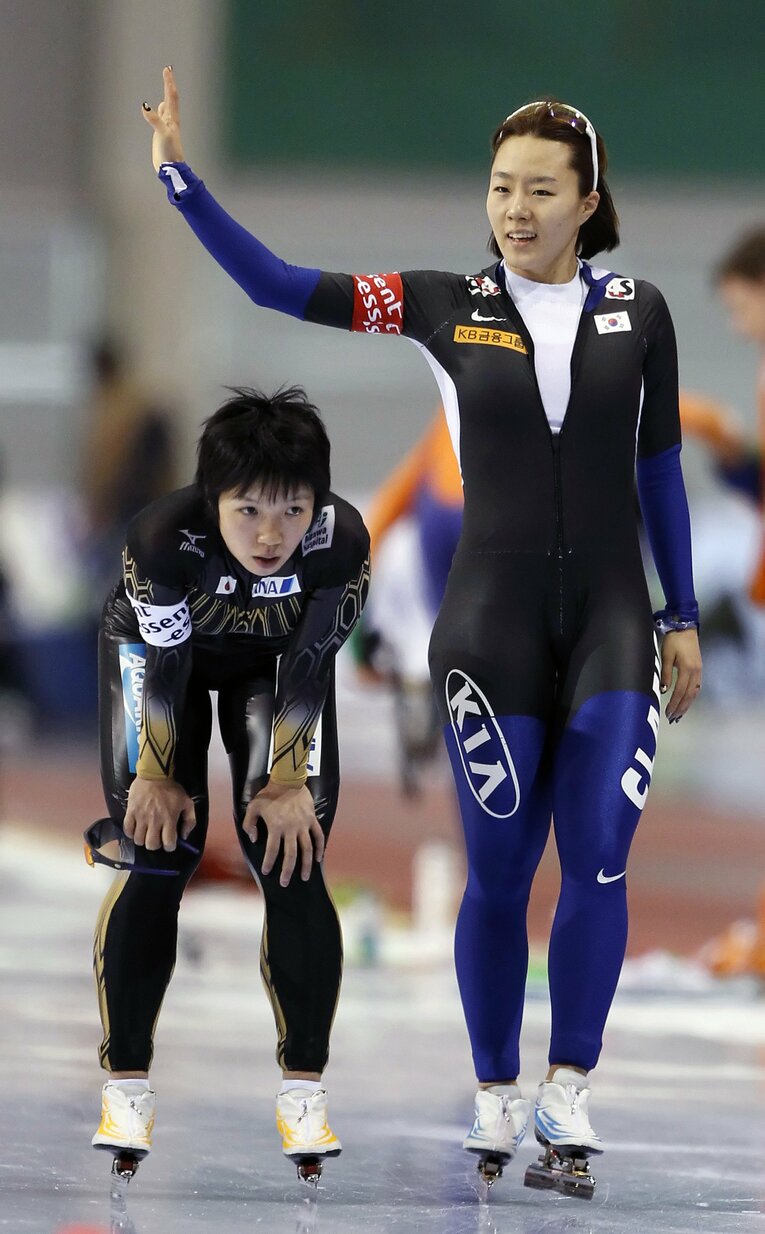 W杯ソルトレイクシティ大会。小平奈緒25歳とイ・サンファ22歳（2012年1月）　©AP/AFLO