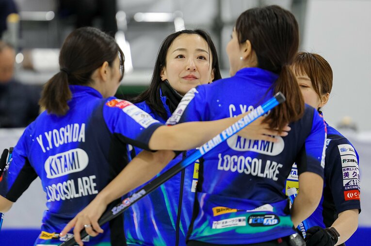 日本代表決定戦で敗れたロコ・ソラーレの選手たち ／ photograph by JIJI PRESS