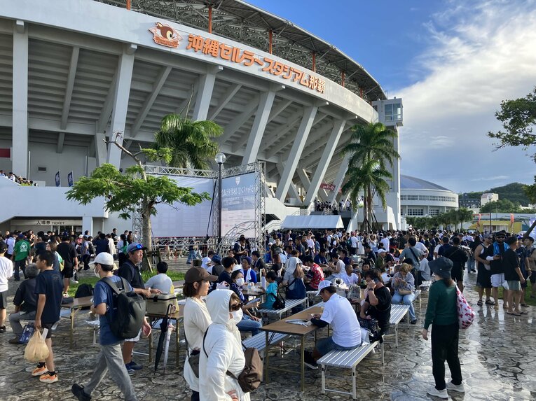 試合開始前の球場外周はお祭りムード　©Takarin Matsunaga