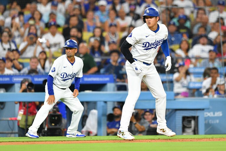 三塁からリードを取る大谷翔平を見守るエベル三塁コーチ　©Getty Images