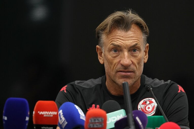 チュニジア監督就任後、会見に登場したルナール氏の表情　©JIJI PRESS