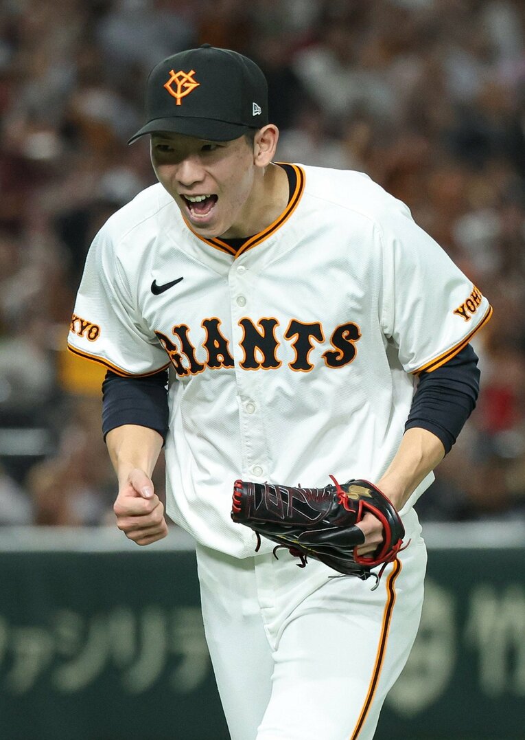 6月28日の広島戦で6回のピンチを抑え、ガッツポーズする巨人先発の戸郷翔征  ©︎JIJI PRESS