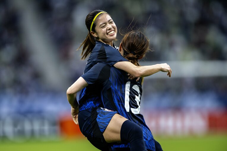 【北川ひかる＆長谷川唯の美しいプレー集】韓国戦ではゴール後に2人でハグ　©Takuya Sugiyama