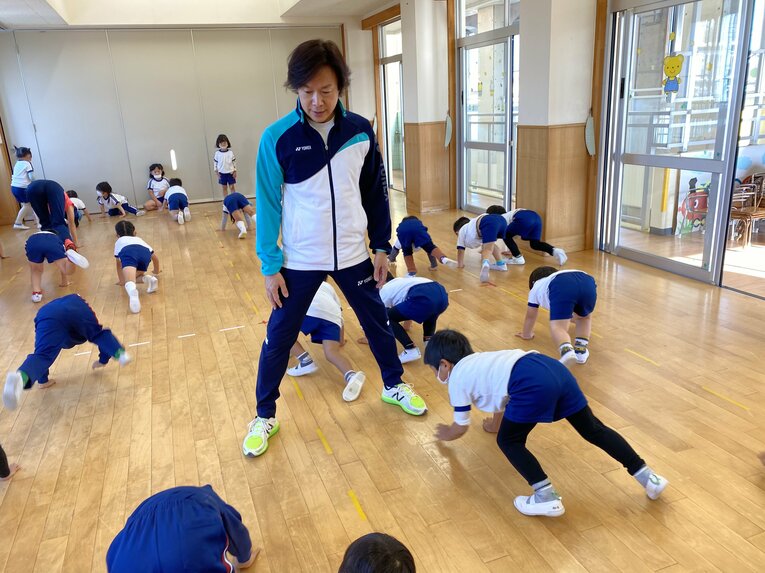 体操教室で指導に当たる様子　提供：佐藤弘道