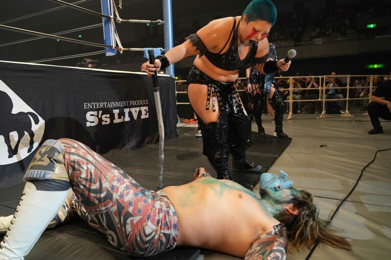 場外でダウンした棚橋弘至をののしる刀羅ナツコ　©Essei Hara