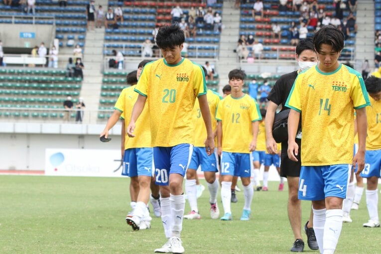 インターハイ決勝で敗れ、肩を落とす帝京イレブン　©︎Takahito Ando