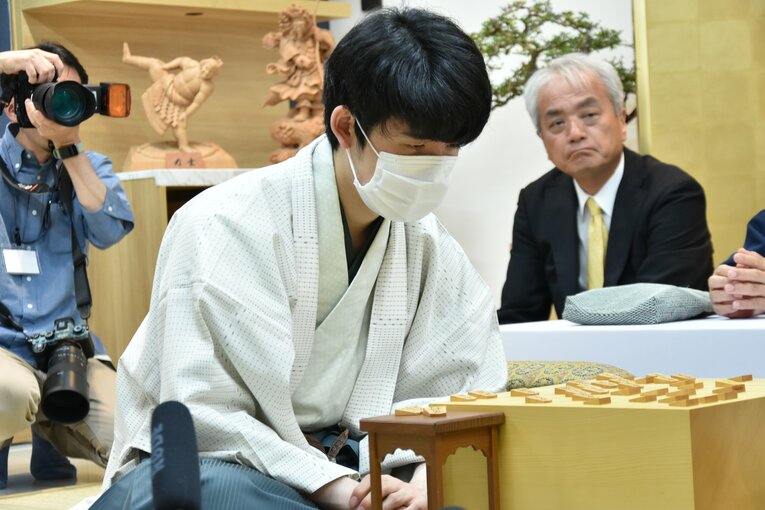 棋聖戦第1局の藤井七冠　©日本将棋連盟