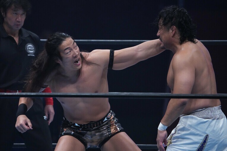 後藤洋央紀を殴りにいく竹下幸之助　©Essei Hara