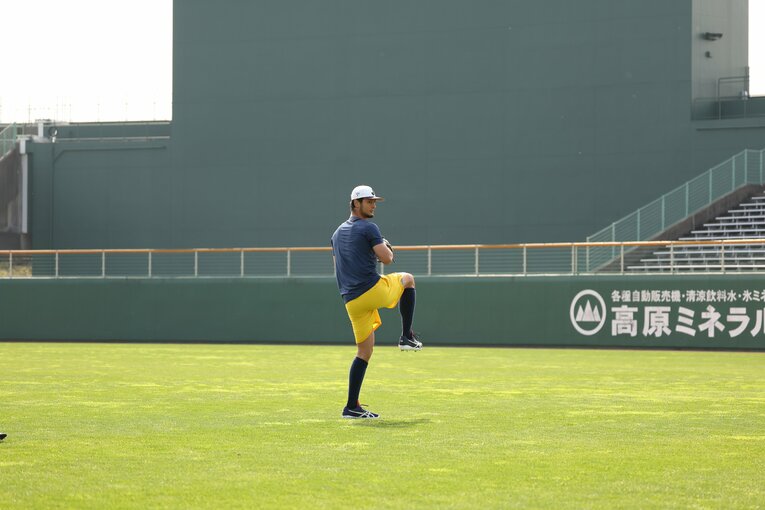 第1クール終了後、休養日に宮城大弥とのキャッチボールで見せた、まさかの左投げ