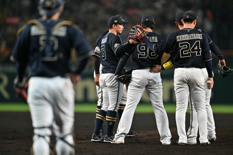 打たれた宇田川に安達（左から2人目）らチームメートが背中をさすり声をかける　©Hideki Sugiyama