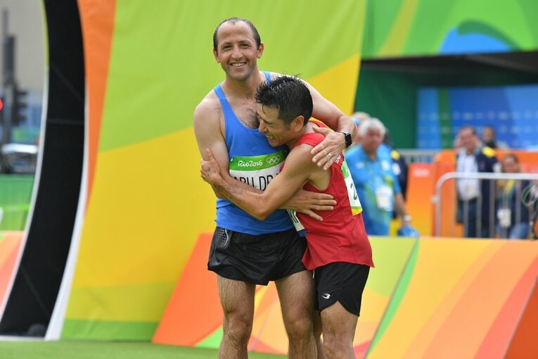 リオ五輪のレースを終え抱き合う猫ひろしとヨルダンのメスカル・アブ・ドライス　©JMPA