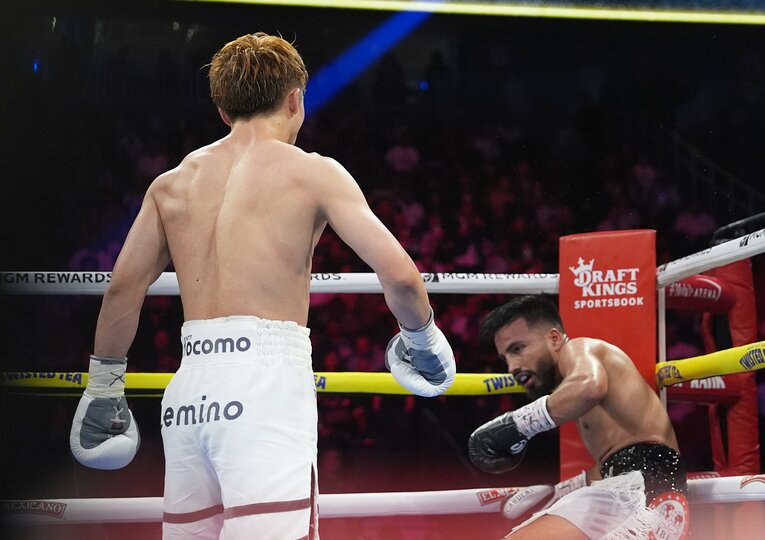 7ラウンド、井上尚弥の「右の4連打」で崩れ落ちるカルデナス　©Naoki Fukuda