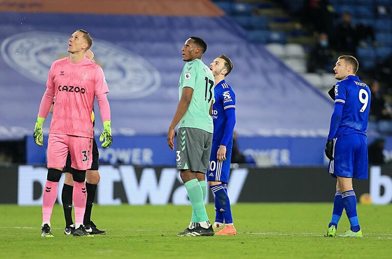 VARで中断中、スタジアムの大型画面を見つめるエバートンとレスターの面々。さて、プレミア前半戦で一番損しているのはどこ？ ／ photograph by Getty Images