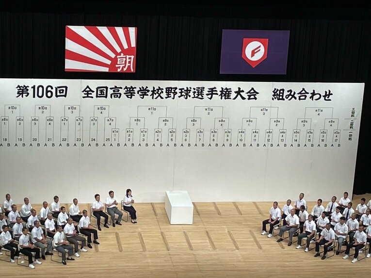 8月4日に行われた抽選会の様子。大阪桐蔭は主将がくじを引く前から、会場でどよめきが起きていた ©Number Web