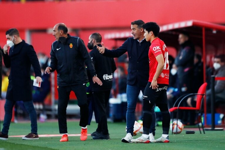 久保建英“オレが蹴る”FK弾→手荒い祝福に「い、痛いんですけど」 カメラマンが至近距離でとらえた一撃と、ファンから“感謝の大拍手”(42)