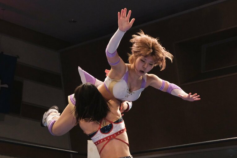 「女優vs交通情報のお姉さん」に18歳同士“意地の張り合い”対決も… 若手勢ぞろいの興行“ピースパ”に見る女子プロレスの未来(14)