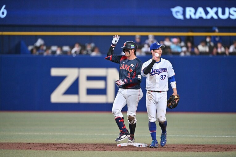 中日戦で活躍を見せ、ショートのスタメン争いでアピールを見せた小園　©Hideki Sugiyama