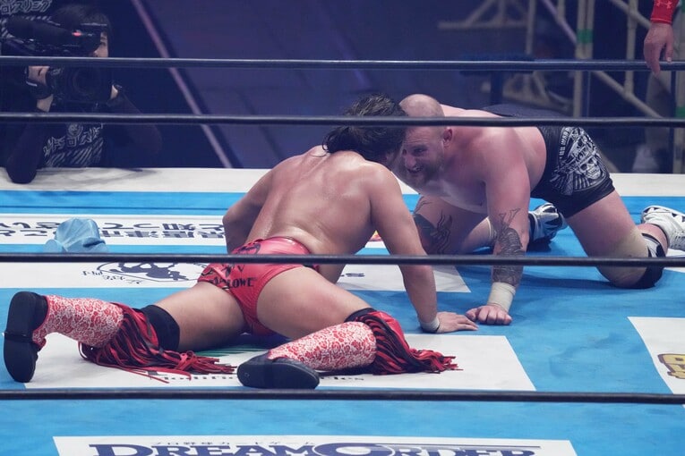 ヒザを着いたまま頭を突き合わせるゲイブ・キッドと辻陽太　©Essei Hara