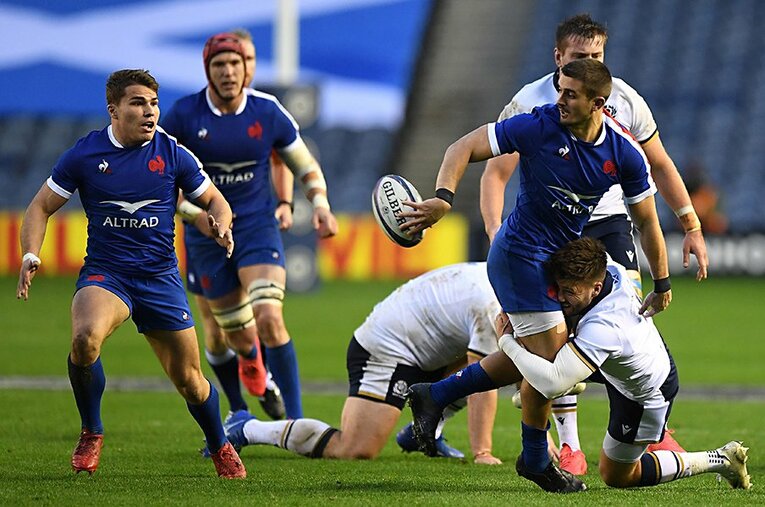 24歳SHデュポン（左）ら軸に華麗なラグビーを見せるフランス代表。盤石なイングランドを倒し、“秋の王者”に輝けるか ／ photograph by AFP/AFLO