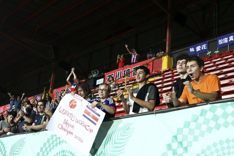 日本代表の応援に駆けつけてくれたコスタリカの人々。カタールW杯では、どちらを応援する？　©︎FIFA/Getty Images