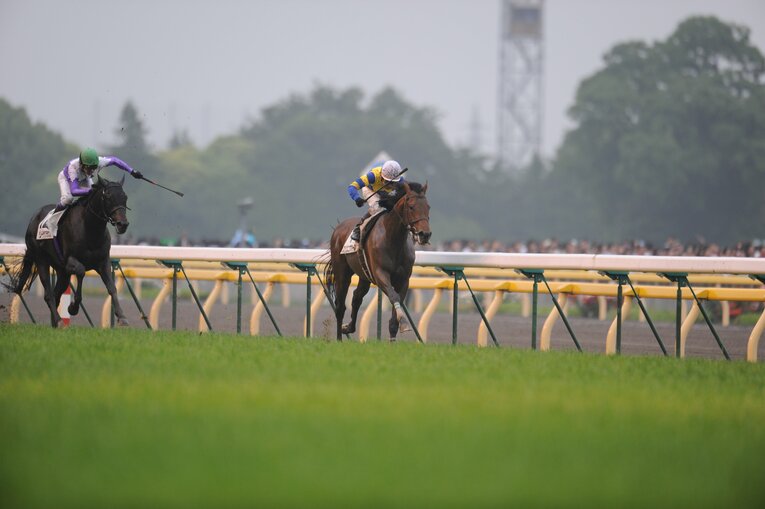 2009年、不良馬場で行われたダービーで圧勝したロジユニヴァース　©Keiji Ishikawa