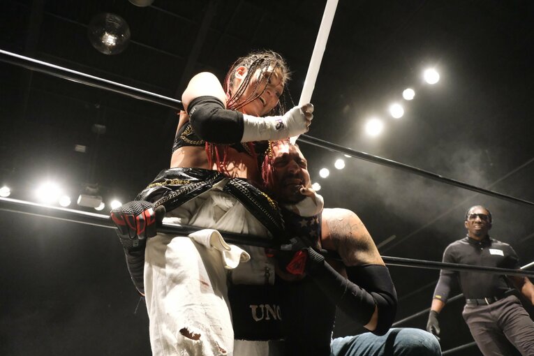 元パティシエが蛍光灯で殴り合い…“デスマッチアマゾネス”山下りなの媚びない魅力「犯罪以外なら何してもいい」 米国で男子相手に王座獲得(70)