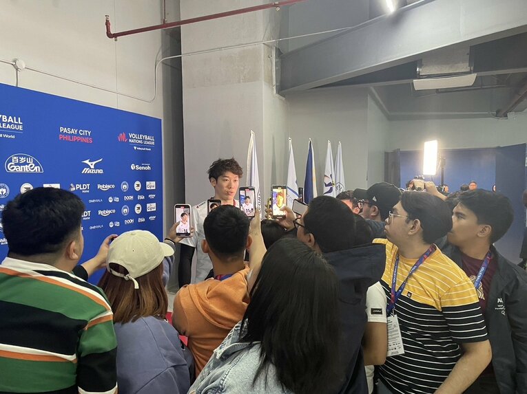 フィリピンメディアにスマホを向けられる石川祐希（筆者撮影）