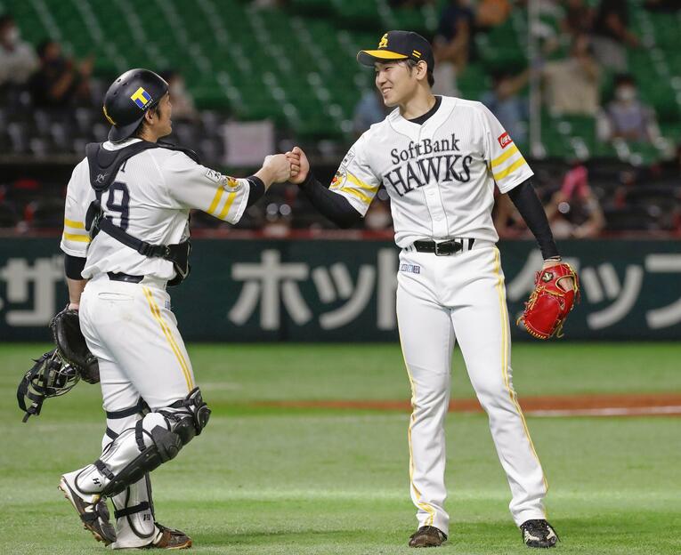 リーグ最多の与死球を記録した石川（右）と、日本シリーズでも攻撃的なリードが目立った甲斐　©︎Kyodo News