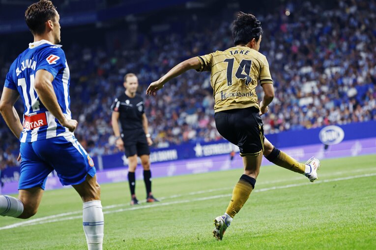 「試合前…笑顔だったのに」久保建英“怒りのゴラッソ物議パフォ”長年追うカメラマンが間近で見た全事実「仲間は振り払われてもハグ」(16)