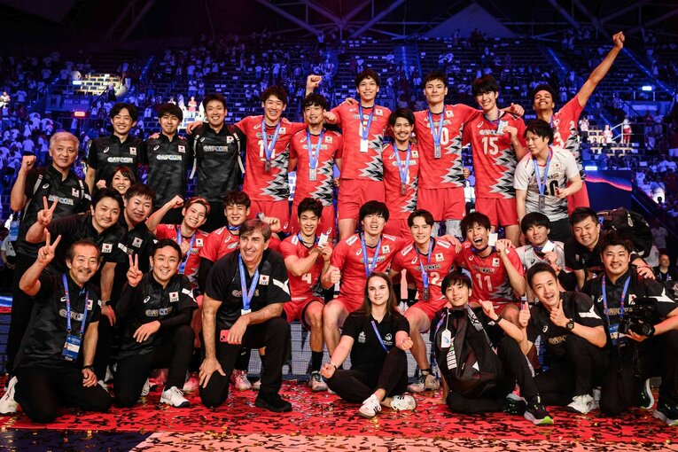 パリ五輪の前哨戦となるネーションズリーグで銀メダルを獲得した日本代表　©︎Volleyball World