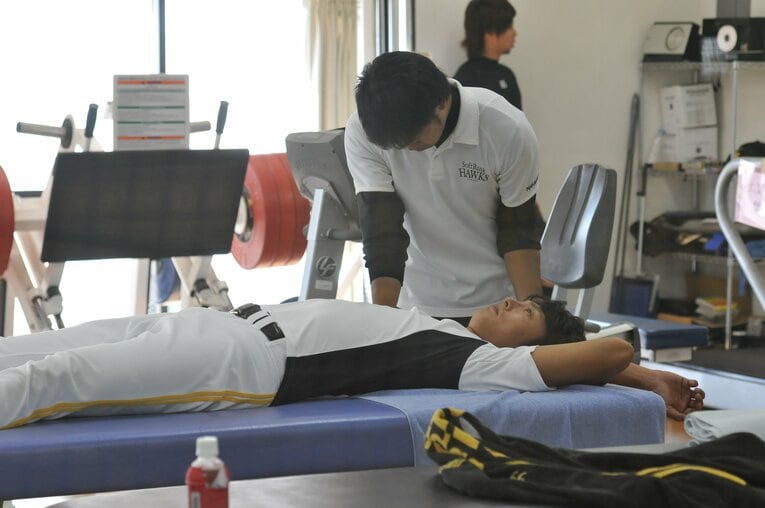 リハビリコーチ時代（2011年）の斉藤和巳　©BUNGEISHUNJU