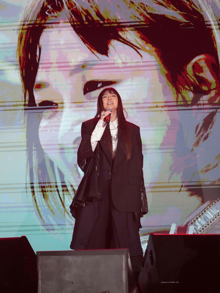 「太陽神」を歌う島谷ひとみ。3月22日、横浜武道館【スワイプするとその他の写真もご覧になれます】©Essei Hara