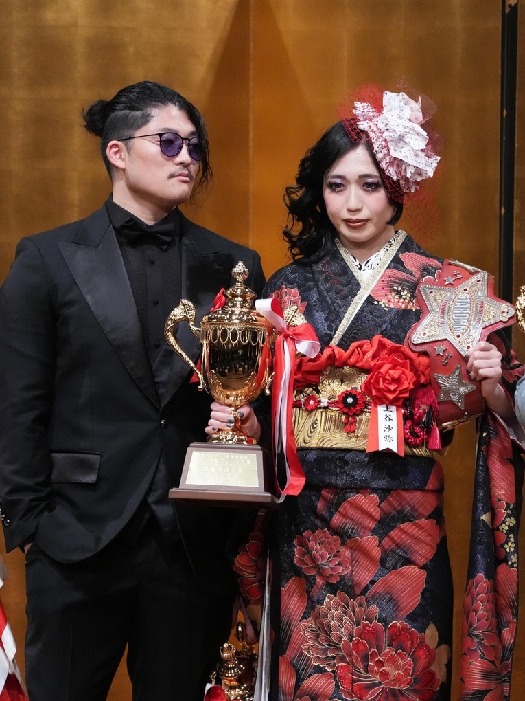 上谷沙弥に無言で視線を送るOZAWA。1月7日、東京　©Essei Hara