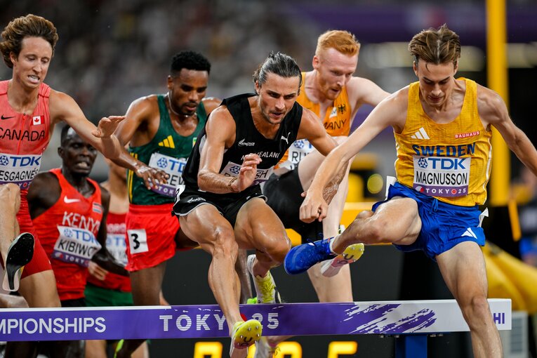 予選2組目では優勝候補の一角でもあるニュージーランドのジョルディ・ビーミッシュが転倒。顔を踏まれる場面も　©Nanae Suzuki