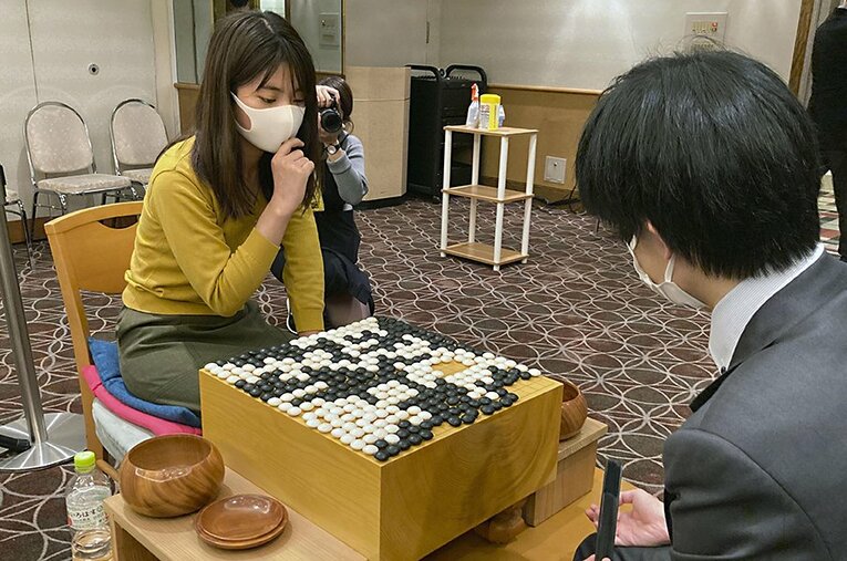 男女混合戦である第15回広島アルミ杯・若鯉戦で優勝した藤沢里菜女流四冠 ／ photograph by KYODO 