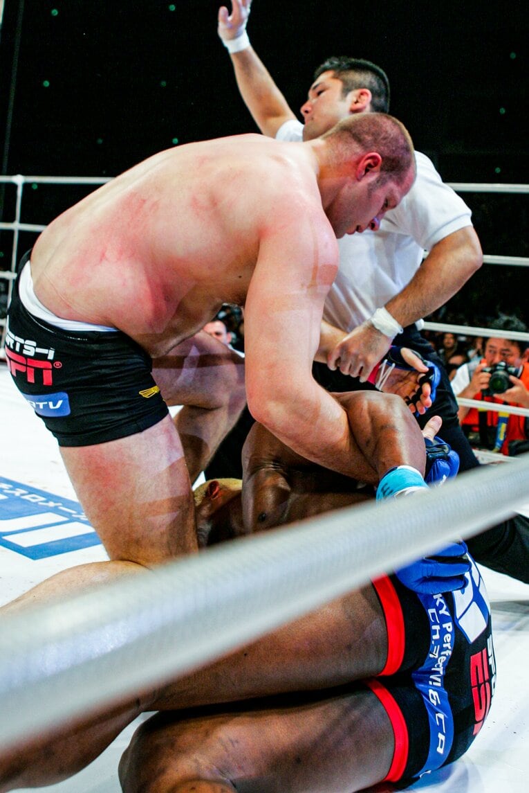 ヒョードルは完璧なアームロックでランデルマンを仕留めた　©Susumu Nagao