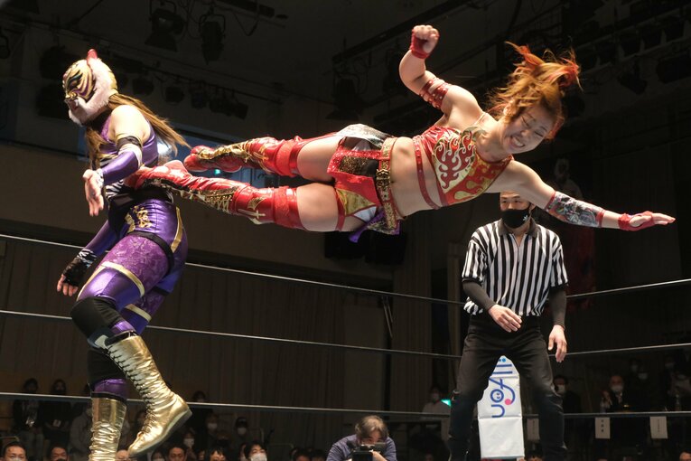 ゴング前のドロップキックの奇襲など、果敢に攻めた高瀬