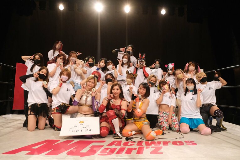 昨年から新体制になったアクトレスガールズ。エンディングの集合写真撮影は以前と変わらない（1月9日の下北沢公演より）