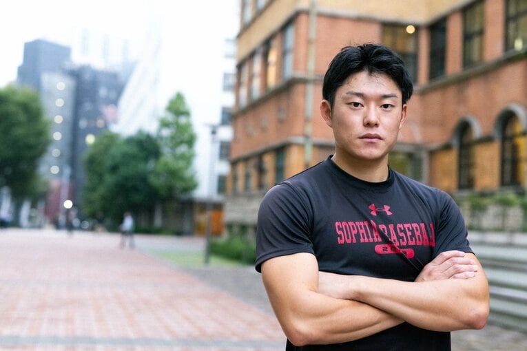 現在は丸太のような腕の太さが目に付く　©Asami Enomoto