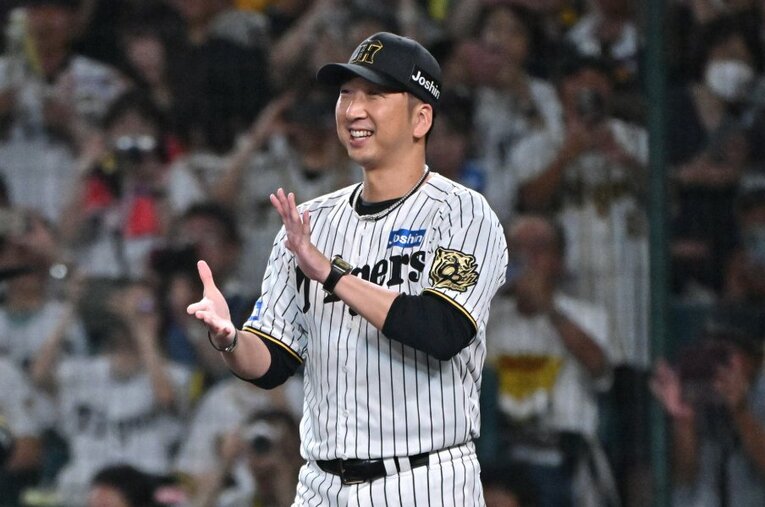 プロ野球史上最速の9月7日に優勝を決めた阪神タイガースの藤川球児監督。それでも“CS不要論”には反対の立場をとる ／ photograph by Hideki Sugiyama